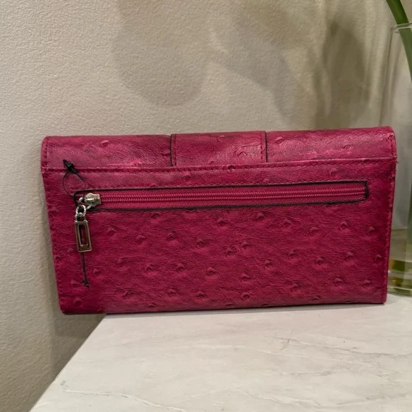 🔥NWOT GUESS Pink Clutch Wallet 🔥 - Picture 2 of 4